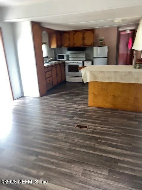 Photo of 212 DAWN Avenue