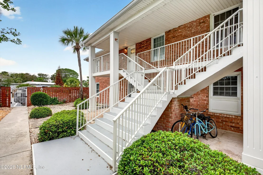 Photo of Unit 7B at 83 COMARES Avenue