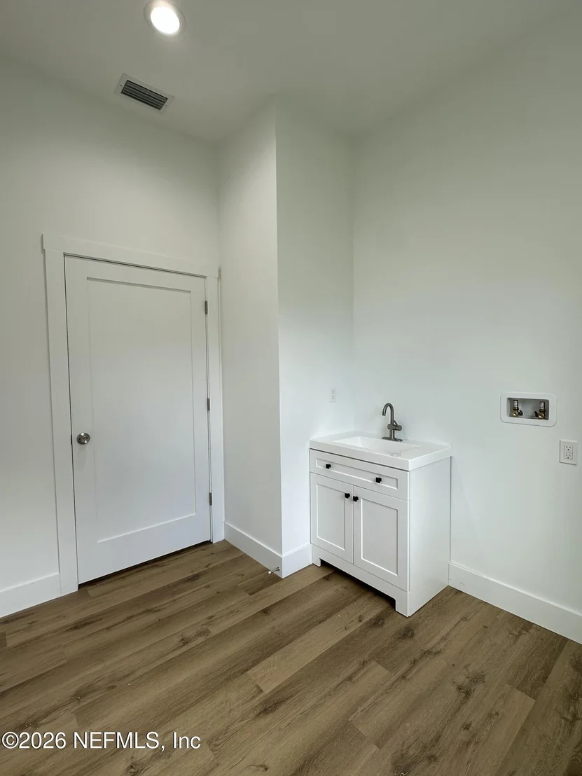 Photo of 57 BARRING Place N
