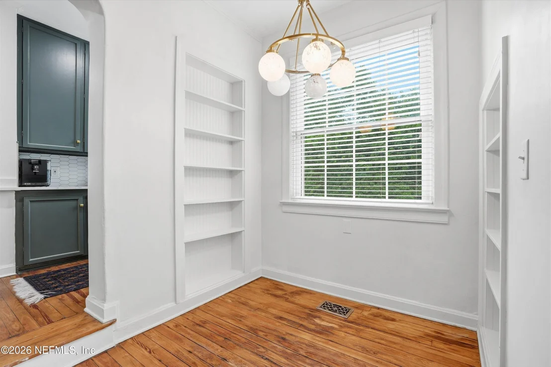 Photo of 1841 RIVER Road