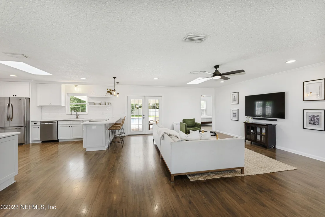 Photo of 35 DOLPHIN Boulevard