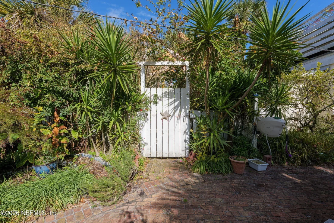 Photo of 211 BEACH Avenue
