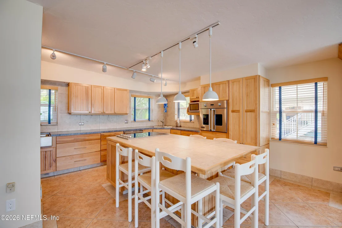 Photo of 1136 W SHORE Drive