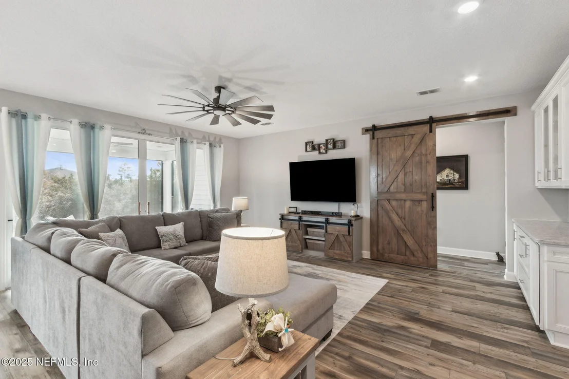 Photo of 85558 FALL RIVER Parkway