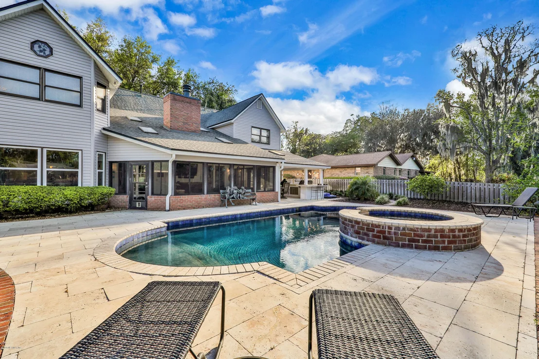 Photo of 405 OAK Drive S