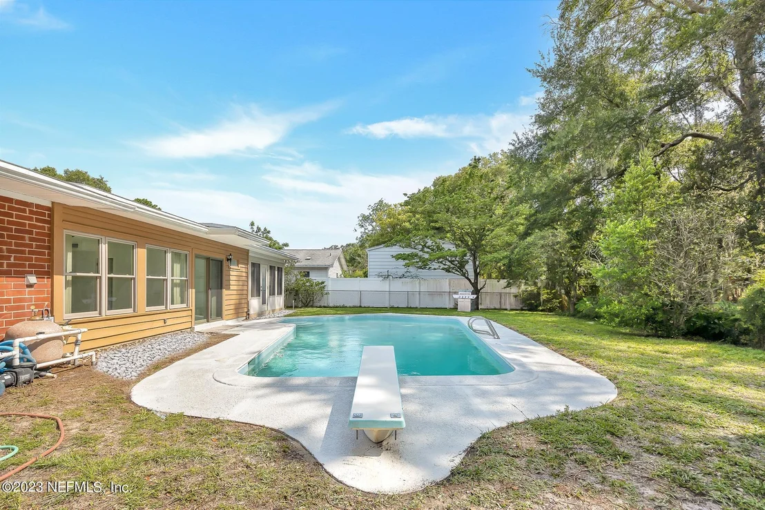 Photo of 2233 MAPLE LEAF Drive E