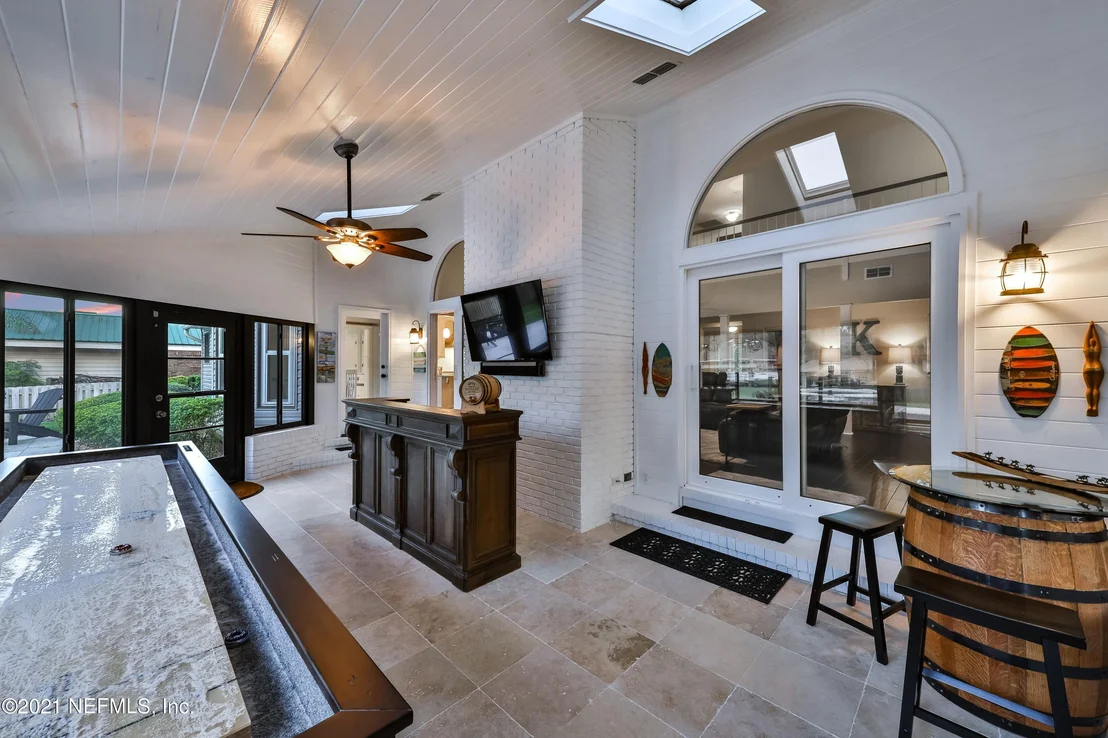 Photo of 405 OAK Drive S