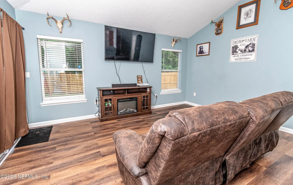 Photo of 431 THOMAS Court