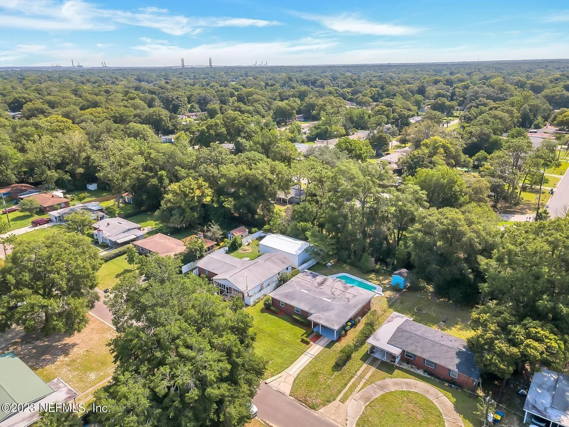 Photo of 2233 MAPLE LEAF Drive E