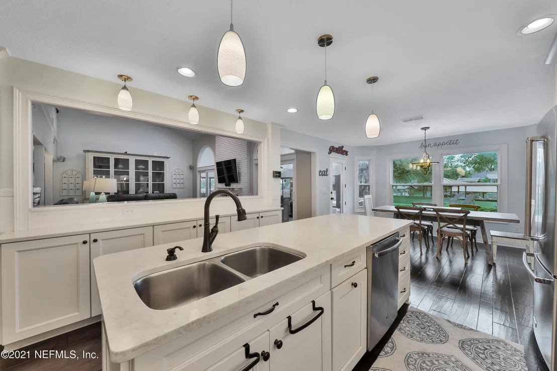 Photo of 405 OAK Drive S