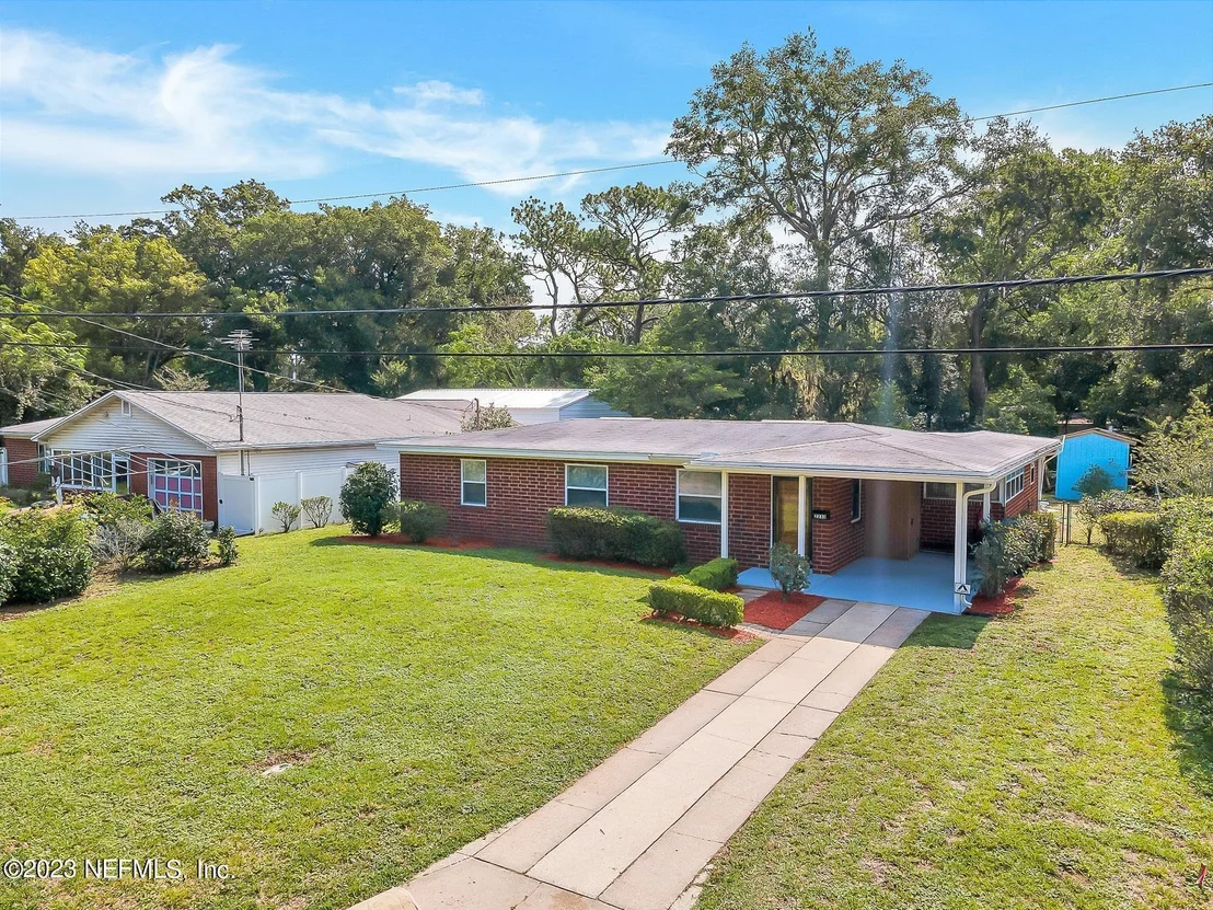Photo of 2233 MAPLE LEAF Drive E