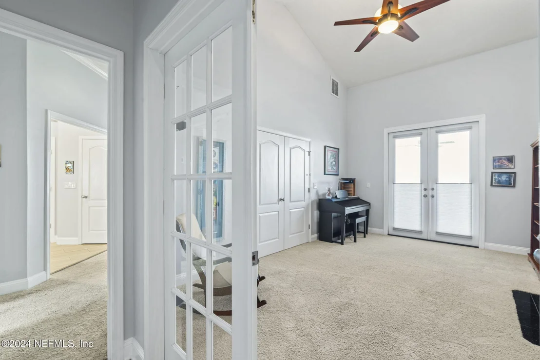 Photo of 487 CREIGHTON Road