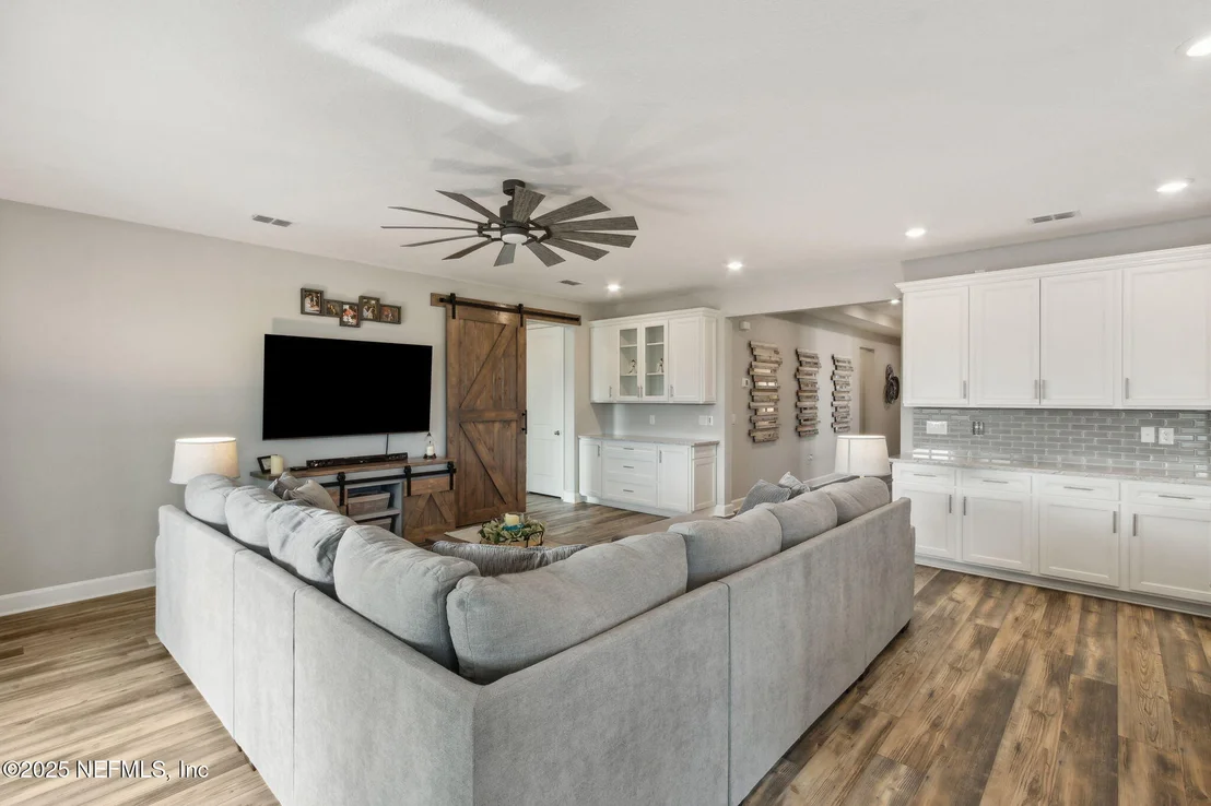 Photo of 85558 FALL RIVER Parkway