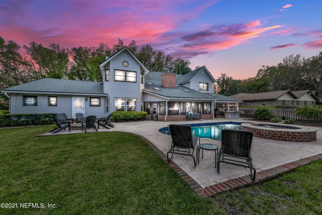 Photo of 405 OAK Drive S