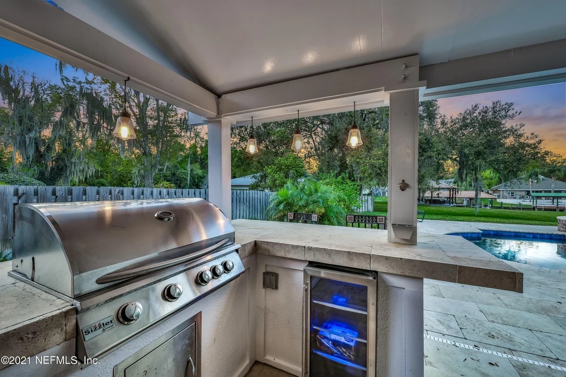 Photo of 405 OAK Drive S