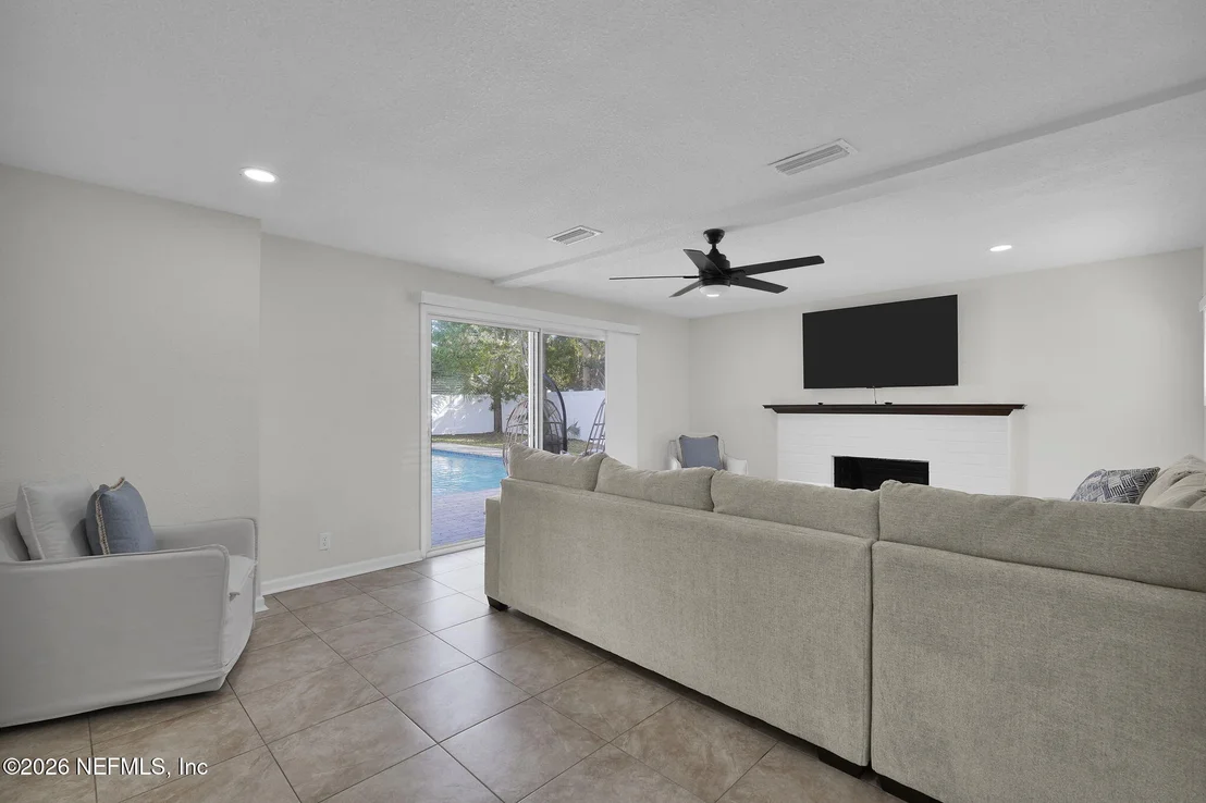 Photo of 101 CARVER Street W