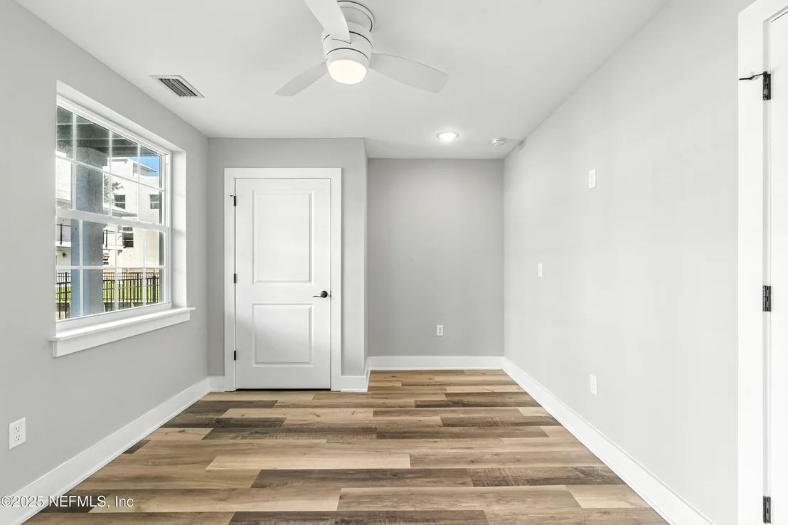 Photo of 15 COMARES Avenue