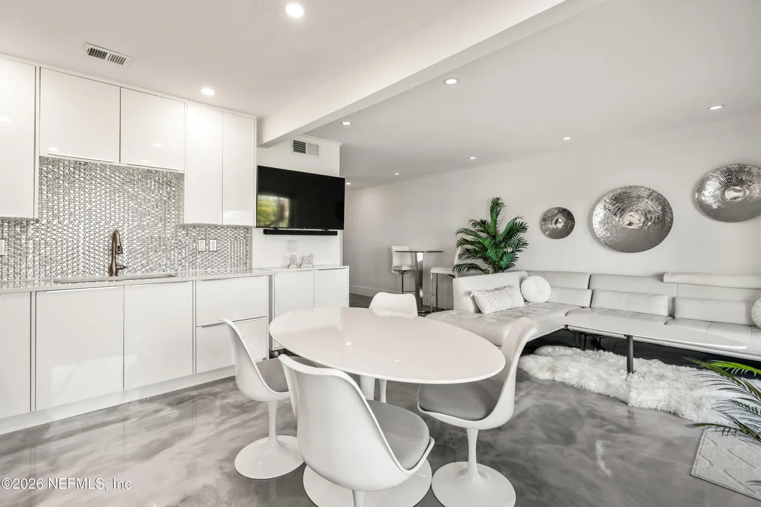 Photo of Unit 3B at 83 COMARES Avenue