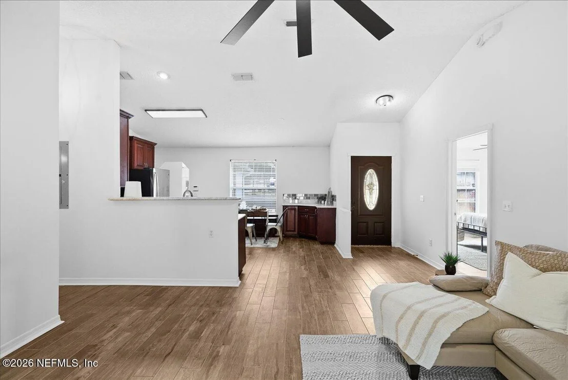 Photo of 425 3RD Street W