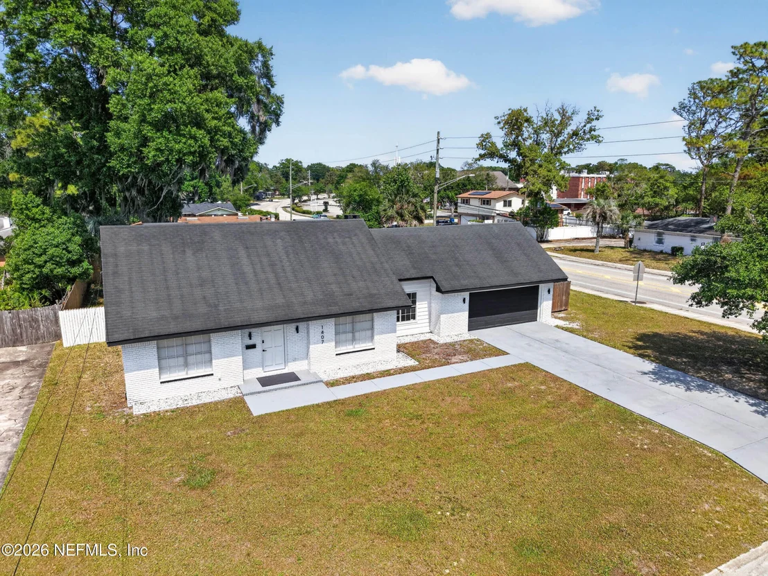 Photo of 1407 GRANDVIEW Drive