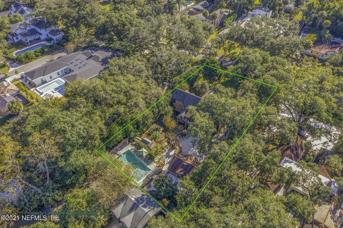 Photo of 927 ARBOR Lane