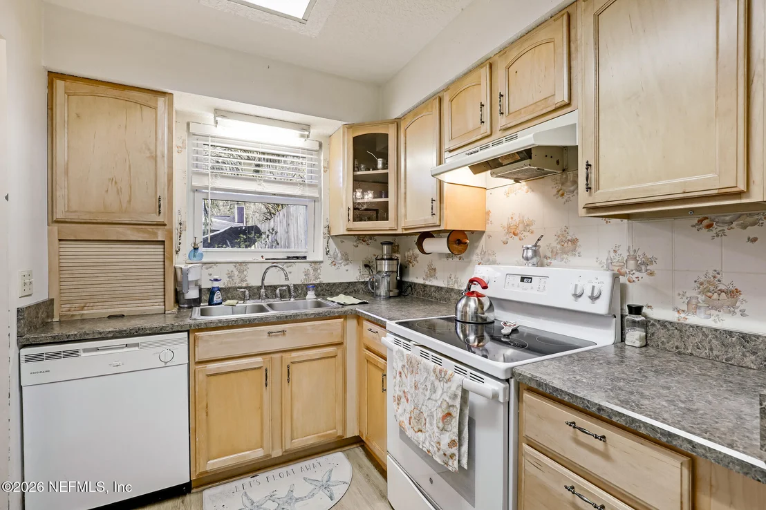 Photo of 531 LORING Avenue