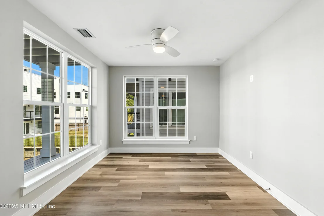 Photo of 15 COMARES Avenue