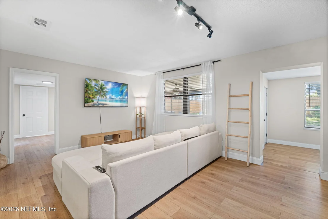 Photo of 926 NIGHTINGALE Road