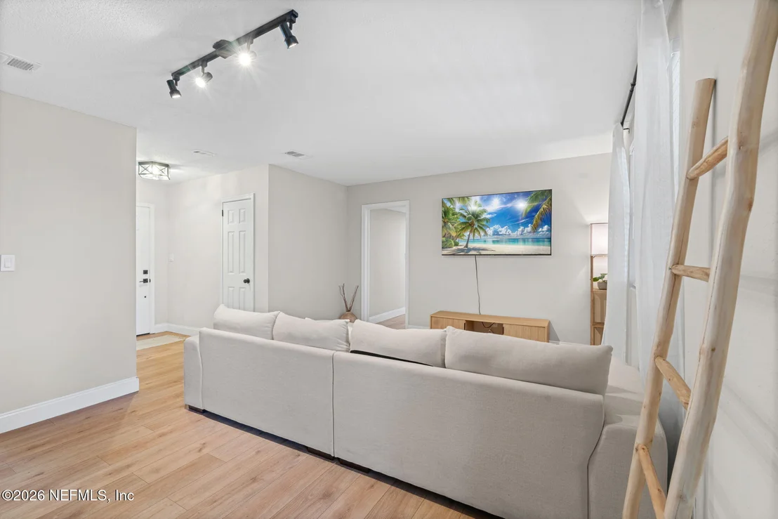 Photo of 926 NIGHTINGALE Road