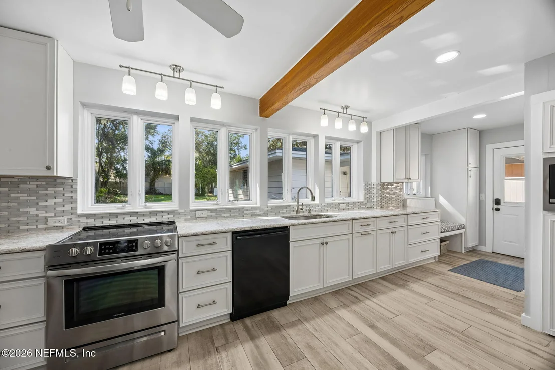 Photo of 930 RIVER Road