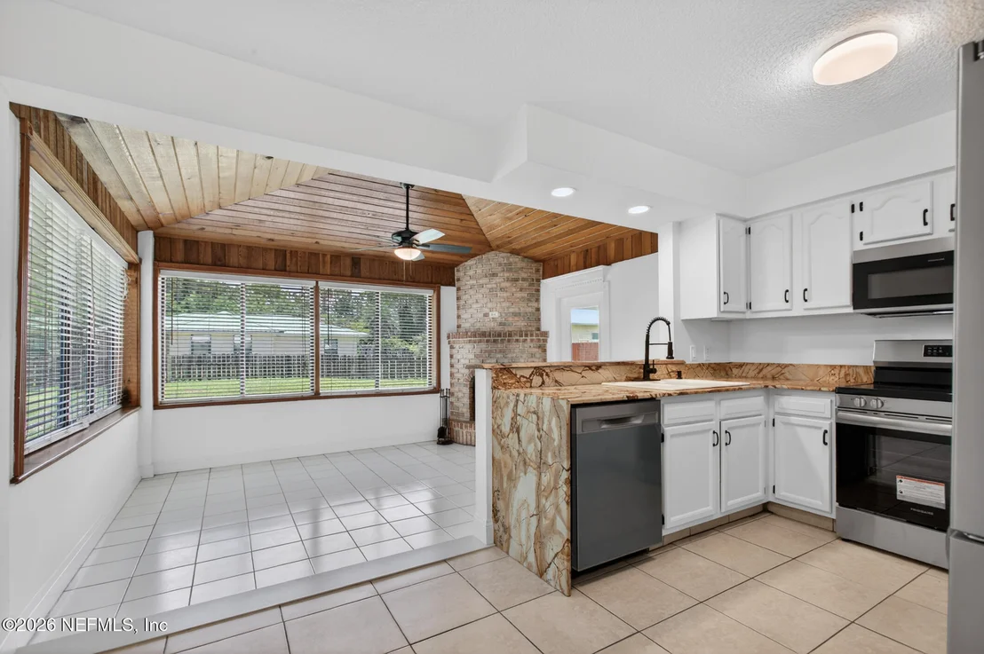 Photo of 407 POMONT Avenue