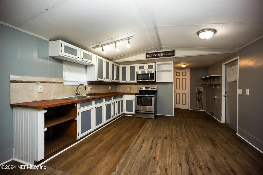 Photo of 9008 DANDY Avenue