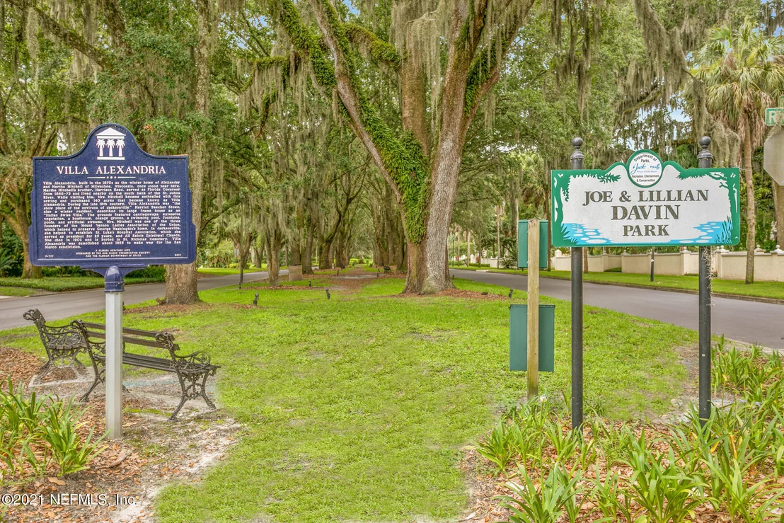 Photo of 927 ARBOR Lane