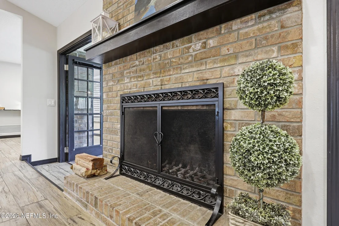 Photo of 905 MIDDLERIDGE Court