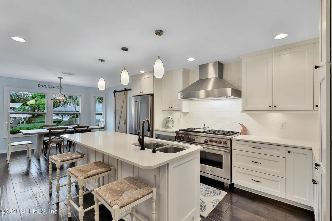 Photo of 405 OAK Drive S