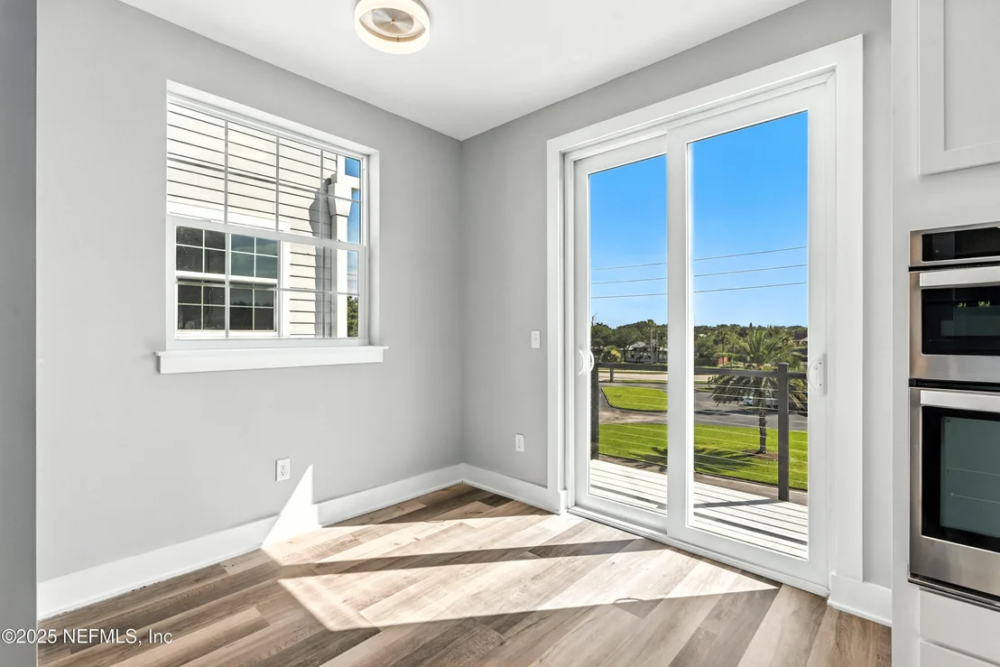 Photo of 15 COMARES Avenue