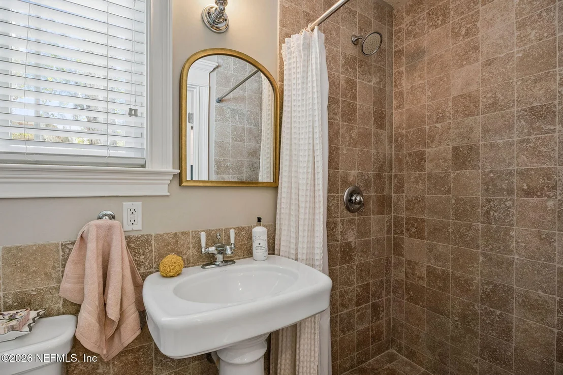 Photo of 1237 MAPLETON Road