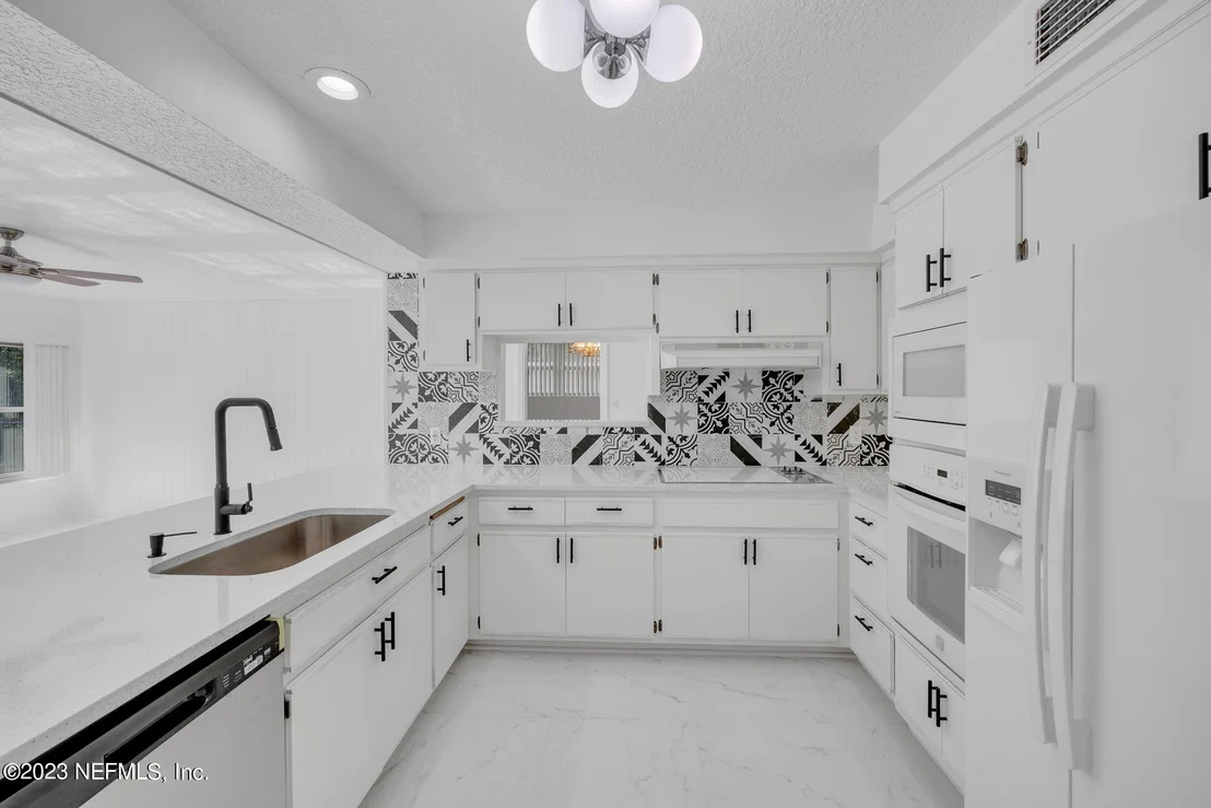 Photo of 2233 MAPLE LEAF Drive E