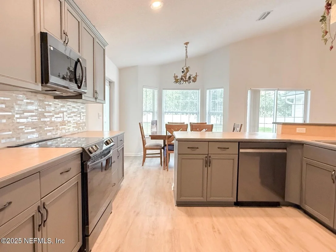 Photo of 200 NOTTINGHAM Drive W