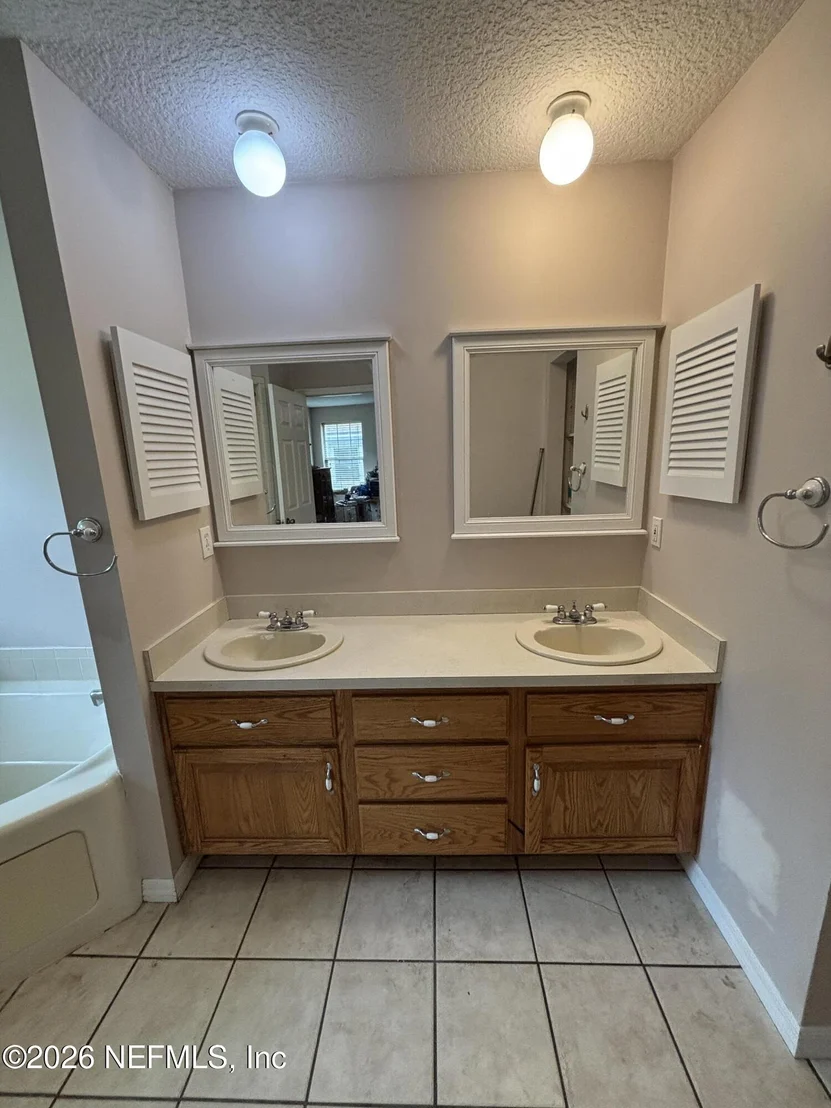 Photo of 25 CURRANT Avenue