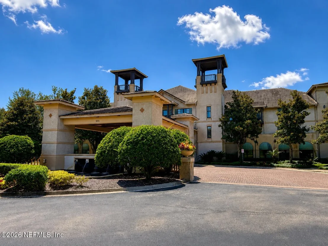 Photo of Unit 302 at 955 REGISTRY Boulevard