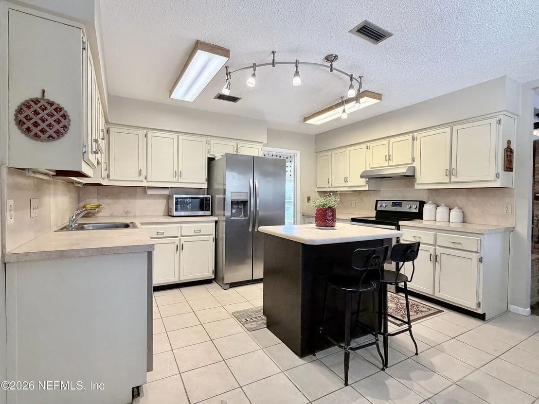 Photo of 2857 BEAUCLERC Road