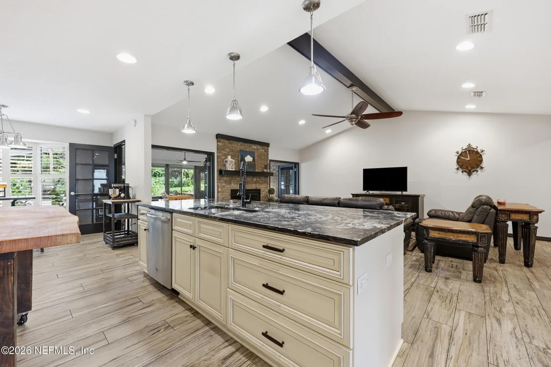 Photo of 905 MIDDLERIDGE Court