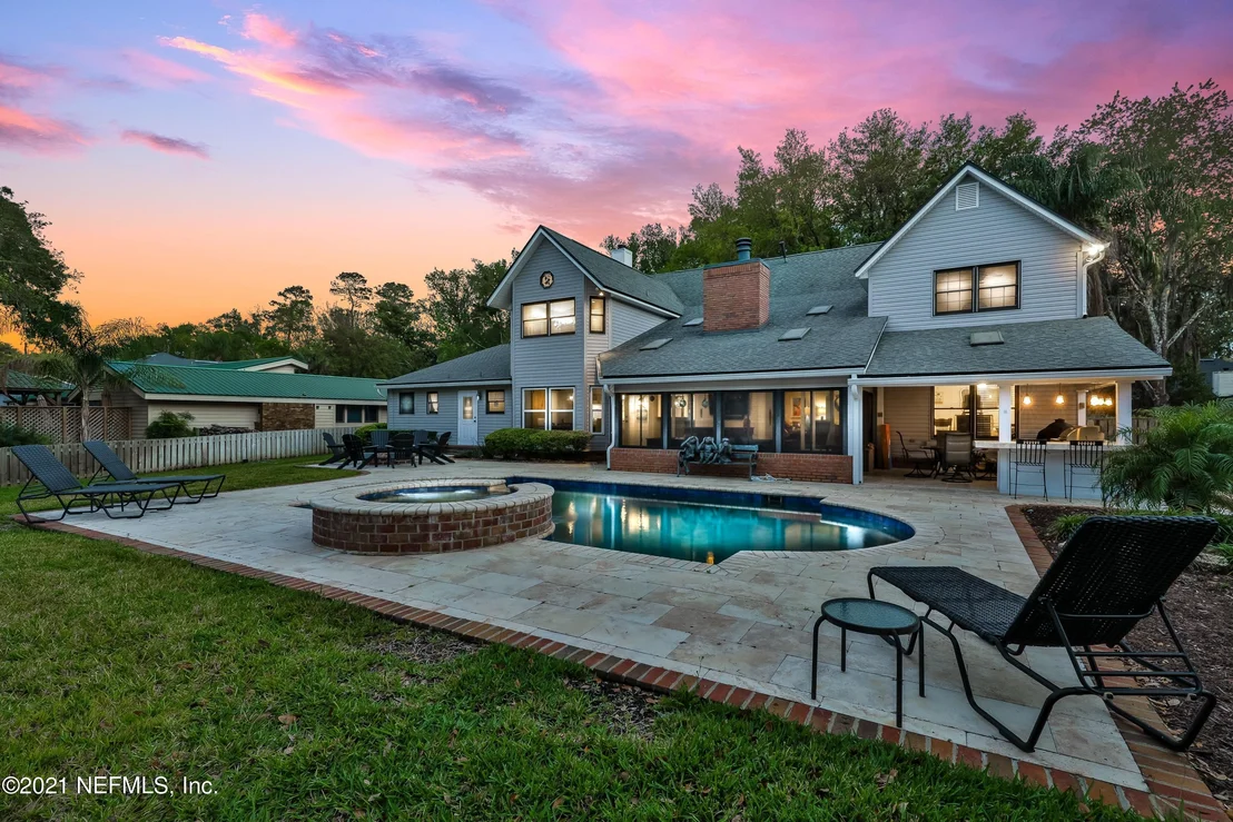 Photo of 405 OAK Drive S