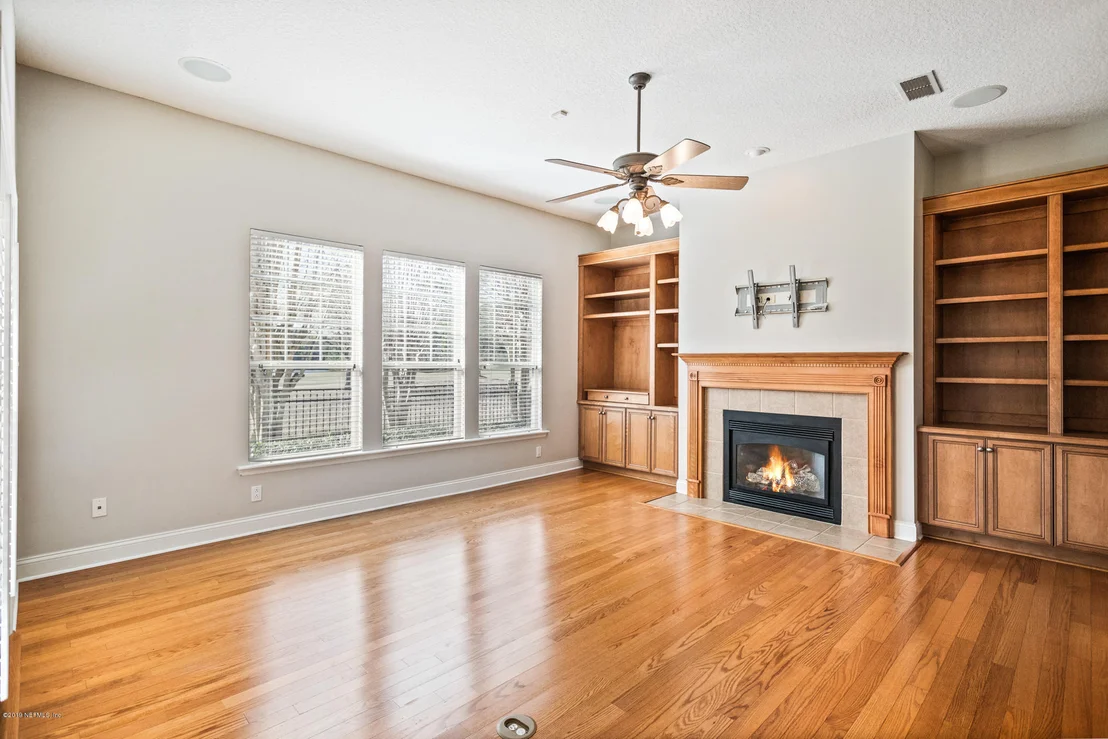 Photo of 821 EAGLE POINT Drive