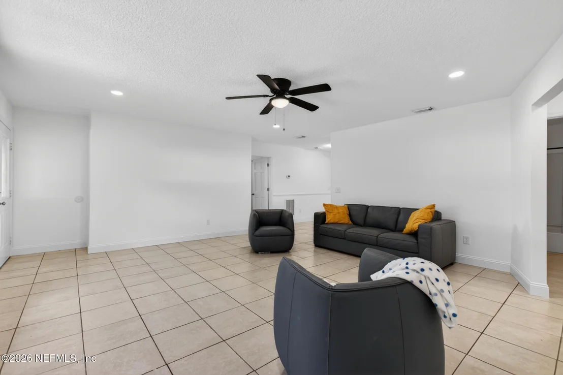 Photo of 407 POMONT Avenue