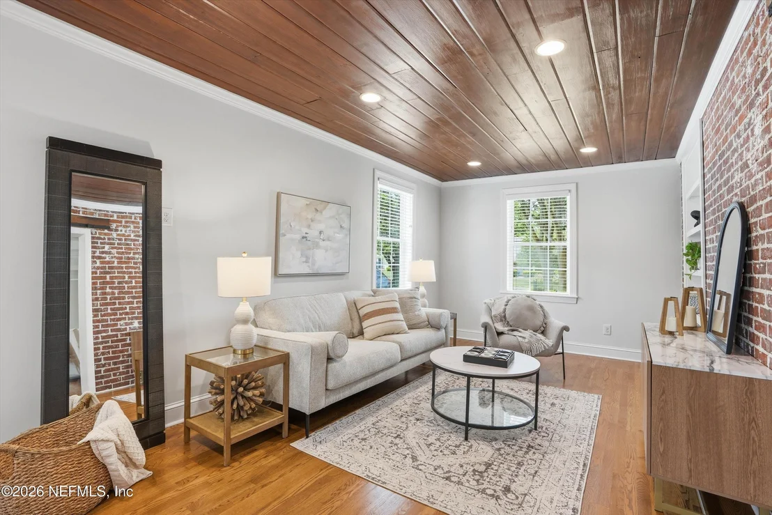 Photo of 1052 HOLLY Lane