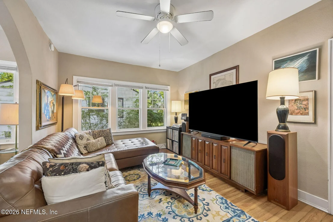 Photo of 4642 CRESCENT Street