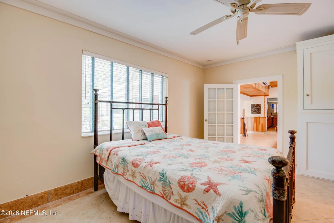 Photo of 1136 W SHORE Drive