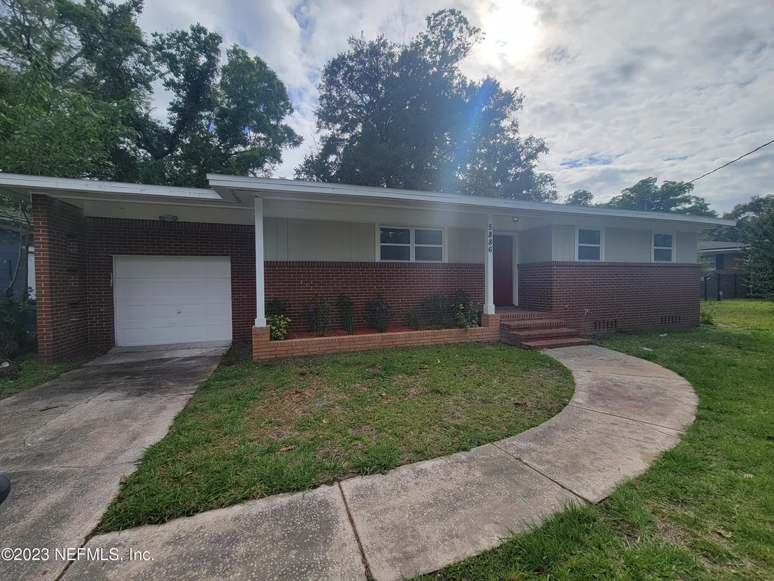 Photo of 5886 MONCRIEF Road